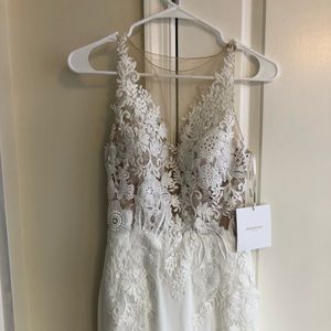 BRAND NEW Off White PRONOVIAS Size 2-4